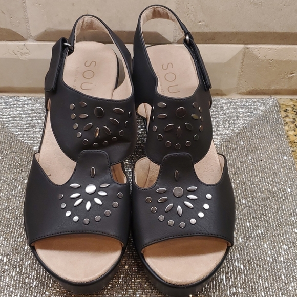 SOLD!!! SOUL by NATURALIZER Sandals - Size 8W - Picture 2 of 10